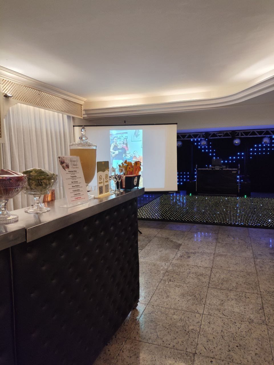 Ambiente interno da Maison Orange Classique com área de apoio para eventos em Vitória ES
