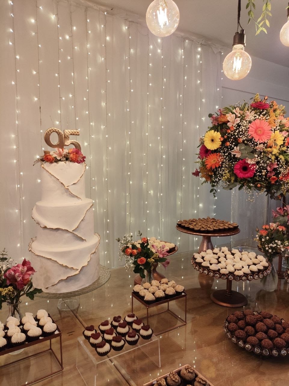 Bolo e doces em mesa de aniversário decorada
