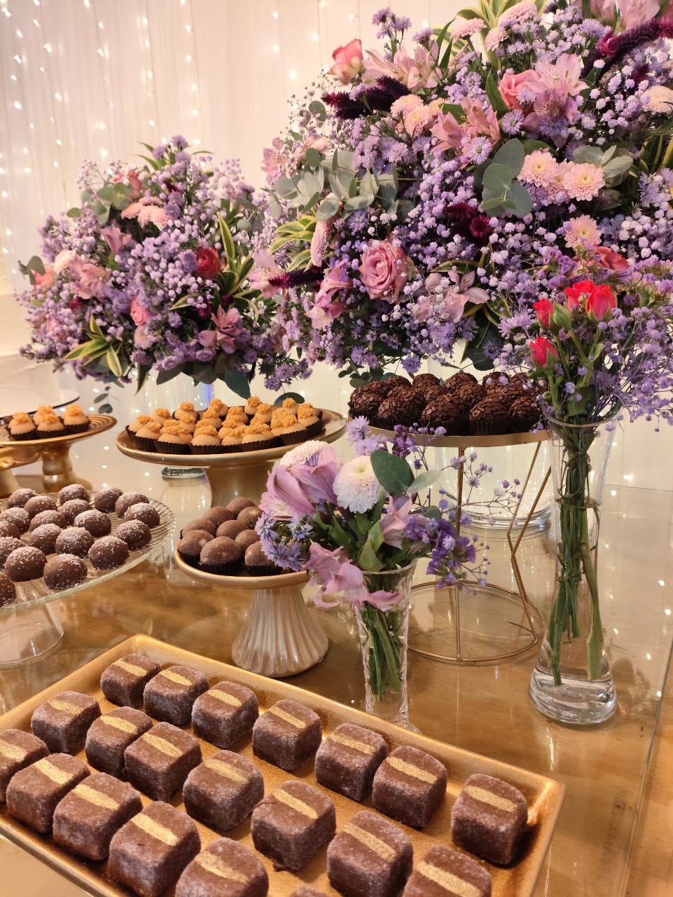 Doces e arranjos florais no buffet da Maison Orange