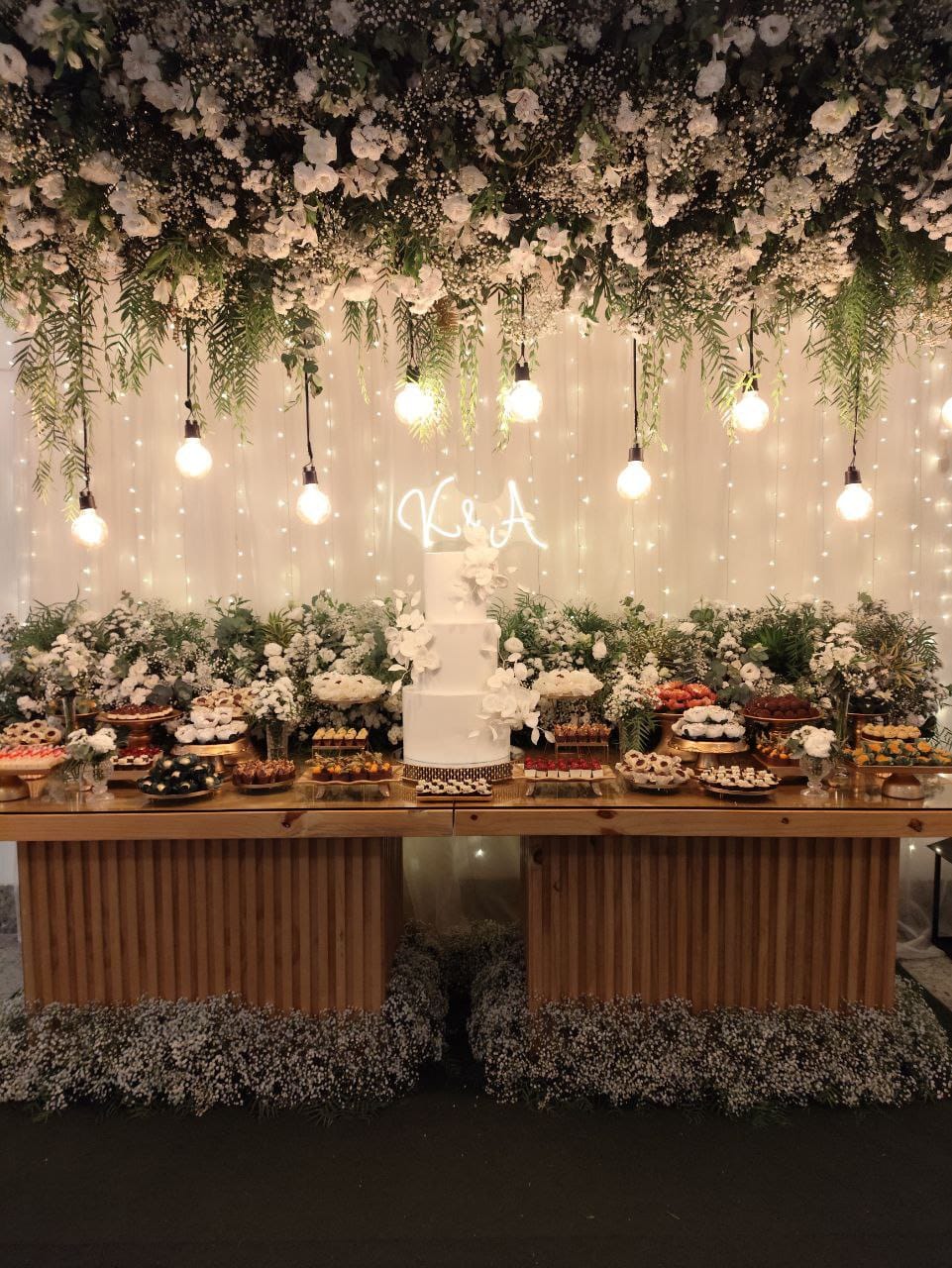 Mesa de doces de casamento com flores claras na Maison Orange Classique