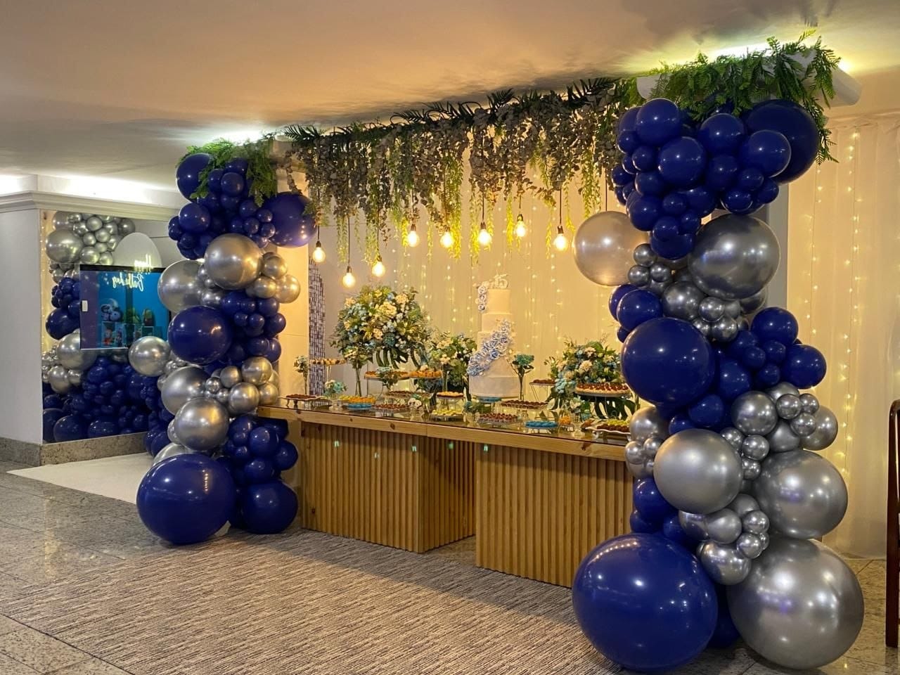 Decoração azul e prata com balões para festa de 15 anos