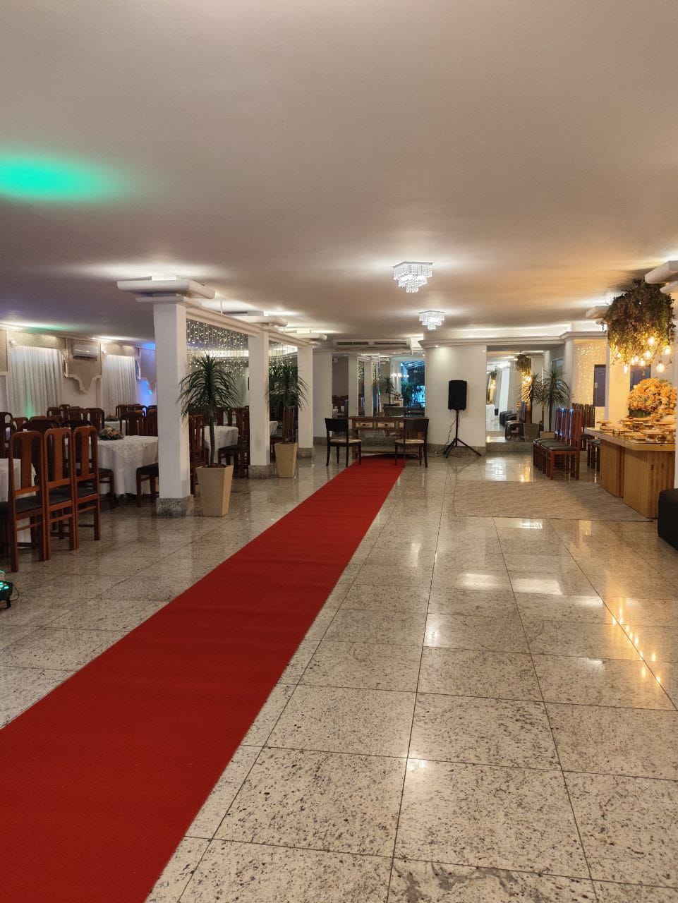 Salão de eventos da Maison Orange Classique com tapete vermelho em Vitória ES