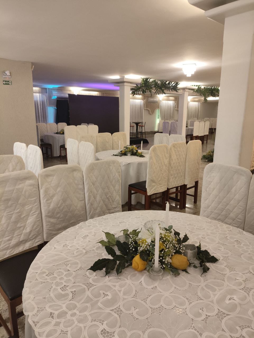 Mesas postas para evento no salão da Maison Orange Classique em Vitória ES