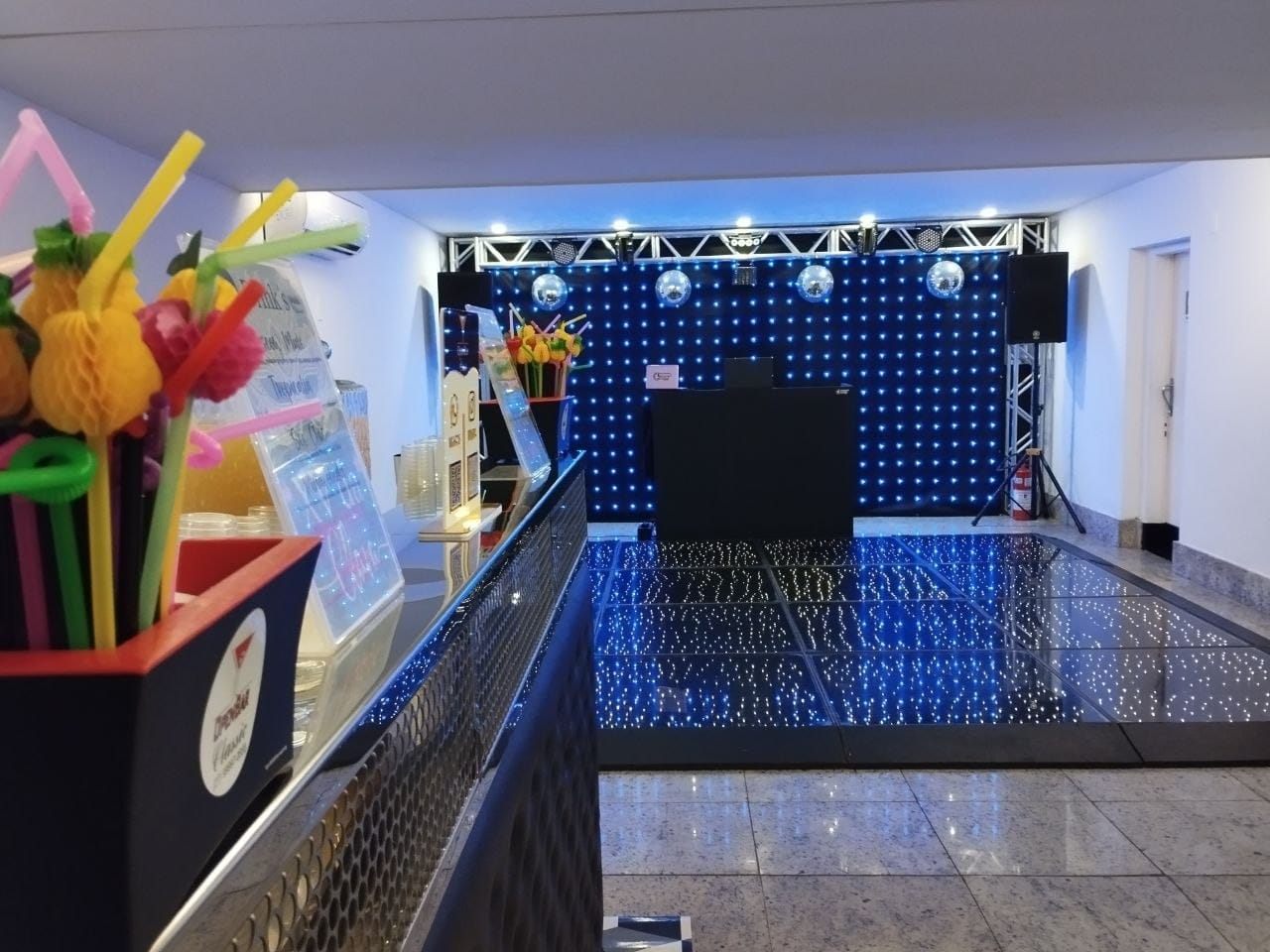 Pista de dança iluminada na Maison Orange Classique em Vitória ES