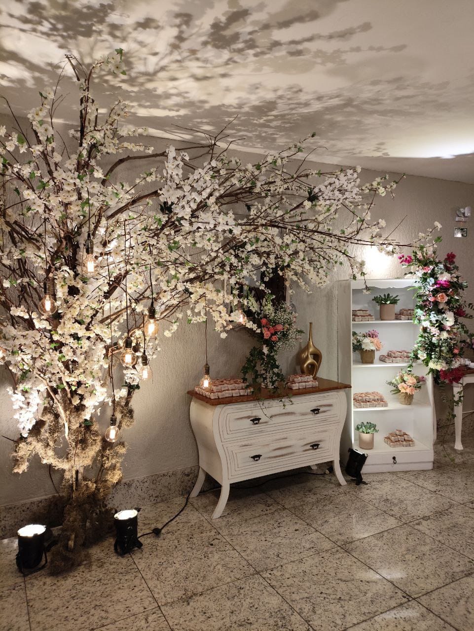 Área de recepção decorada com árvore floral na Maison Orange Classique em Vitória ES